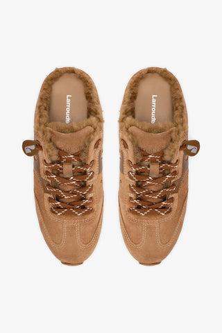 Mule Stella Camurça Caramelo Couro Marrom e Lã Natural