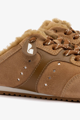 Mule Stella Camurça Caramelo Couro Marrom e Lã Natural