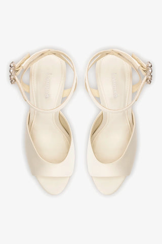 Sandália Jasmine Cetim Branco Sandal Larroudé