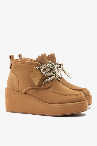 Bota Anabela Chani Camurça Caramelo Sneaker Larroudé
