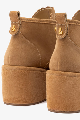 Bota Anabela Chani Camurça Caramelo Sneaker Larroudé