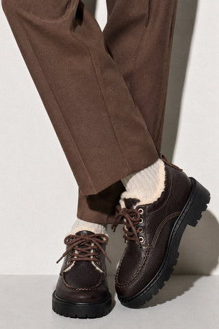 Mocassim Tratorado London Lace Up Couro Marrom e Lã Natural