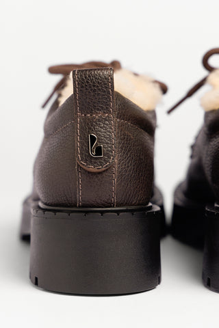 Mocassim Tratorado London Lace Up Couro Marrom e Lã Natural