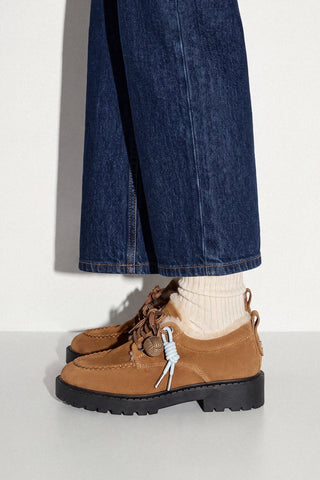 Mocassim Tratorado London Lace Up Camurça Marrom e Lã Natural
