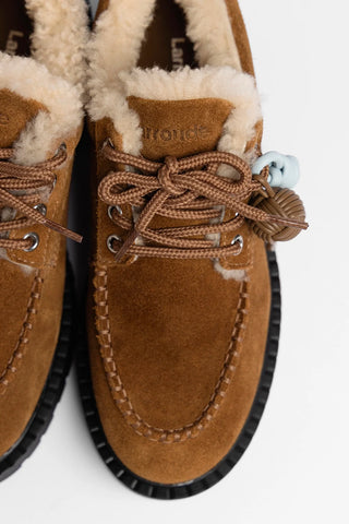 Mocassim Tratorado London Lace Up Camurça Marrom e Lã Natural