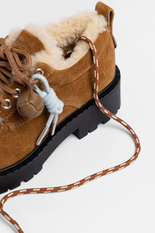 Mocassim Tratorado London Lace Up Camurça Marrom e Lã Natural