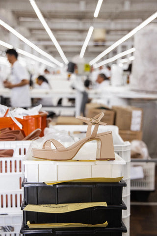 Sandália Plataforma Bianca Low Couro Verniz Bege Claro Sandal Larroudé