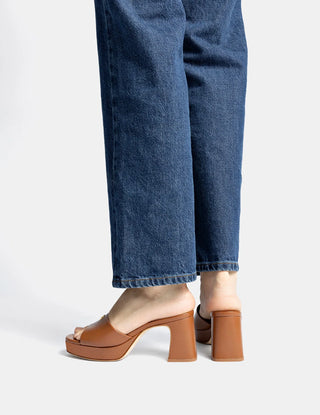 Mule Plataforma Dolly Low Couro Caramelo