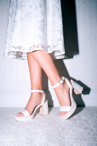 Larroudé x Markarian: Sandália Plataforma Dolly Low Renda Branco Sandal Larroudé x Markarian