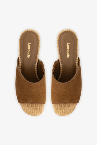 Mule Plataforma Dolly Low Camurça Marrom Sandal Larroudé