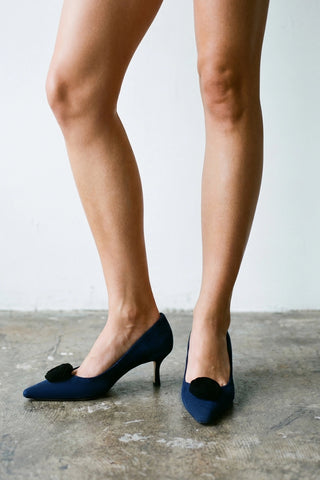 Scarpin Carine Low Camurça Azul