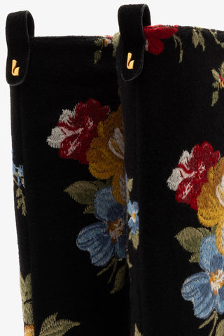 Larroudé x Markarian: Bota Florencia Miso Lã Preto e Bordado Floral