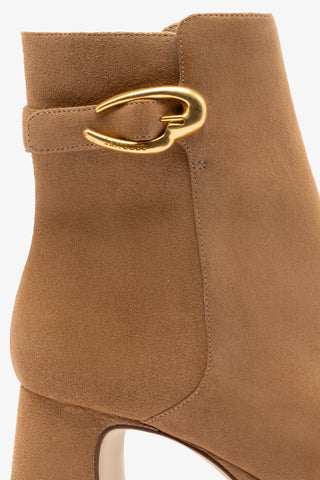 Bota Plataforma Dolly Verona Low Camurça Caramelo
