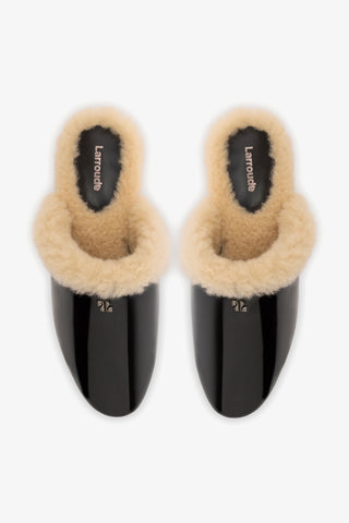 Mule Venice Couro Verniz Preto e Lã Natural