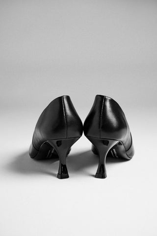 Larroudé By Nicolò B.: Scarpin Vittoria Couro Preto
