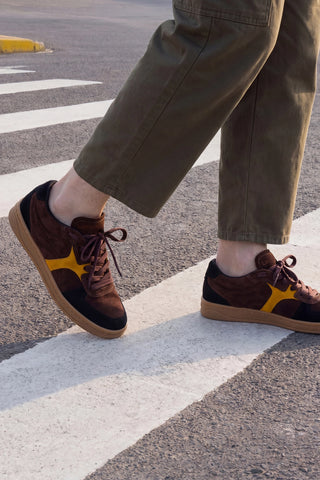 Tênis George Camurça Marrom e Amarelo Sneaker Larroudé