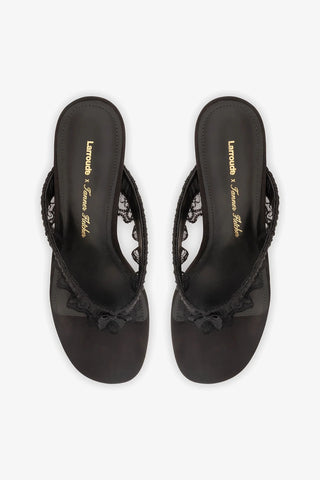 Larroudé x Tanner Fletcher: Sandália Gaia Low Lingerie Cetim Preto Sandal Larroudé x Tanner Fletcher