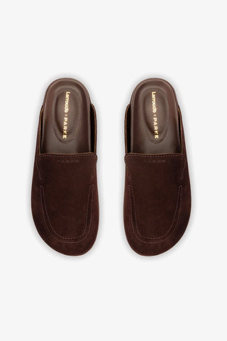 Larroudé x Parke: Mule Clog Camurça Marrom