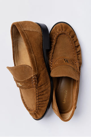 Mocassim Suki Soft Camurça Marrom Loafer Larroudé