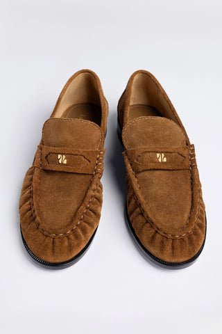 Mocassim Suki Soft Camurça Marrom Loafer Larroudé