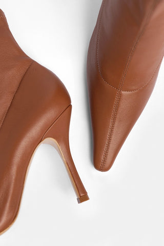 Bota Carine Mini Couro Stretch Caramelo Boot Larroudé