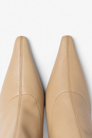 Bota Carine Mini Couro Stretch Bege Boot Larroudé