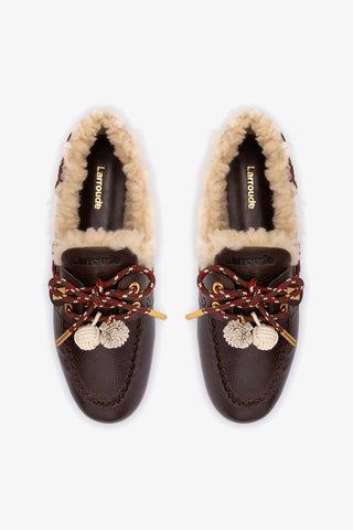 Mocassim Boat Shoe Cyprus Couro Marrom e Lã Natural Loafer Larroudé