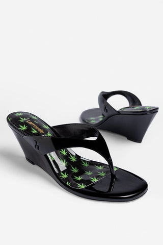Sandália Anabela Gaia Low Couro Verniz Preto Sandal Larroudé