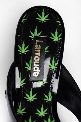Sandália Anabela Gaia Low Couro Verniz Preto Sandal Larroudé