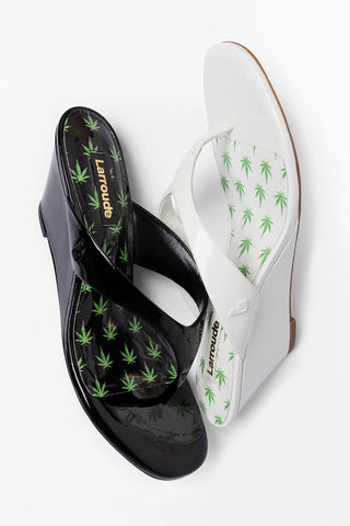 Sandália Anabela Gaia Low Couro Verniz Preto Sandal Larroudé