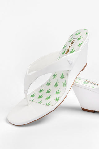 Sandália Anabela Gaia Low Couro Verniz Branco Sandal Larroudé