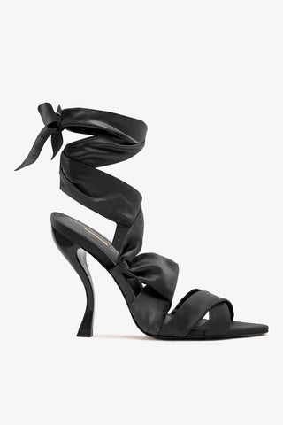 Larroudé x Nicolò B.: Sandália Dani Cetim Preto Sandal Larroudé x Nicolò Beretta
