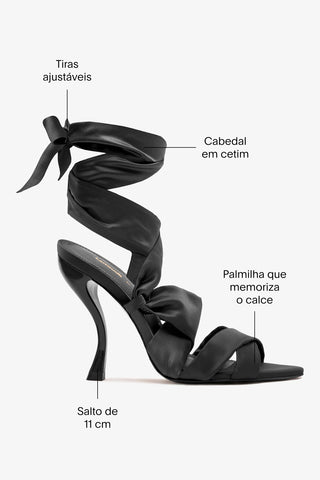 Larroudé x Nicolò B.: Sandália Dani Cetim Preto Sandal Larroudé x Nicolò Beretta