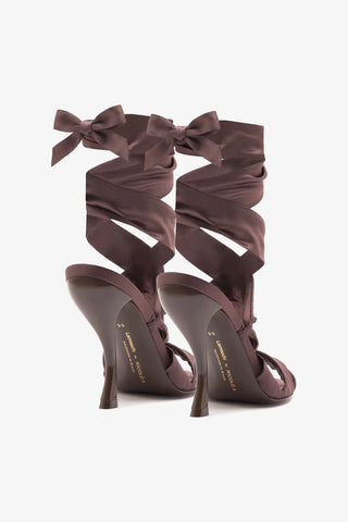 Larroudé x Nicolò B.: Sandália Dani Cetim Marrom Sandal Larroudé x Nicolò Beretta