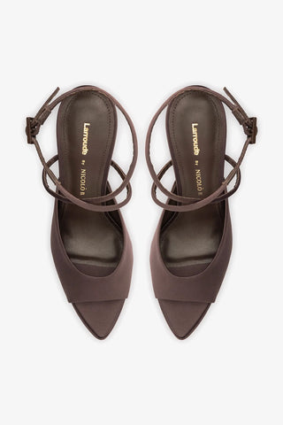 Larroudé x Nicolò B.: Sandália Lola Cetim Marrom Sandal Larroudé x Nicolò Beretta