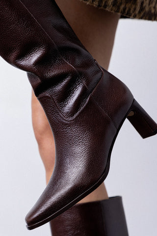 Bota Alexis Couro Marrom Boot Larroudé