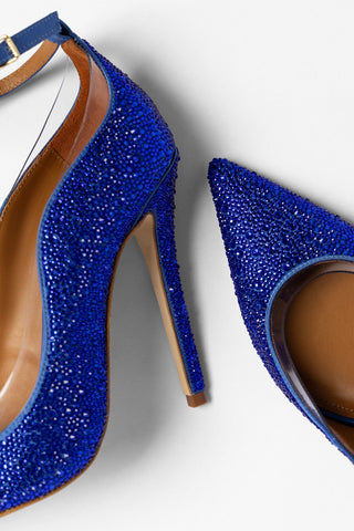 Larroudé by Sergio Hudson: Scarpin Addison Cetim Azul e Cristais Larroudé x Sergio Hudson