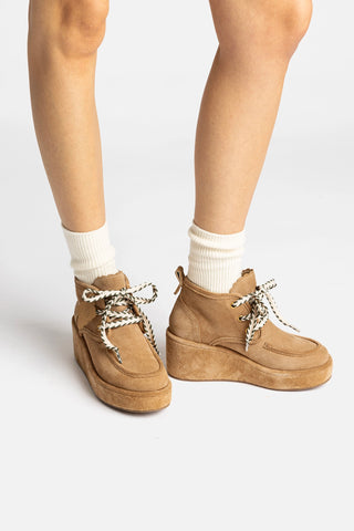 Bota Anabela Chani Camurça Caramelo Sneaker Larroudé