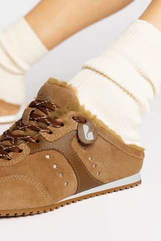 Mule Stella Camurça Caramelo Couro Marrom e Lã Natural