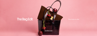 The Bag Edit: bolsas Larroudé marrom e bordô com maçãs e flores sobre fundo rosa.


