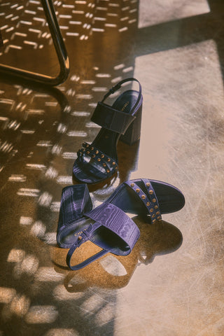 Chloe Gosselin by Studio Larroudé: Sandália Margot Cetim e Camurça Azul