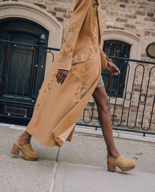 Mule Clog Plataforma Miso Camurça Caramelo Mule Larroudé