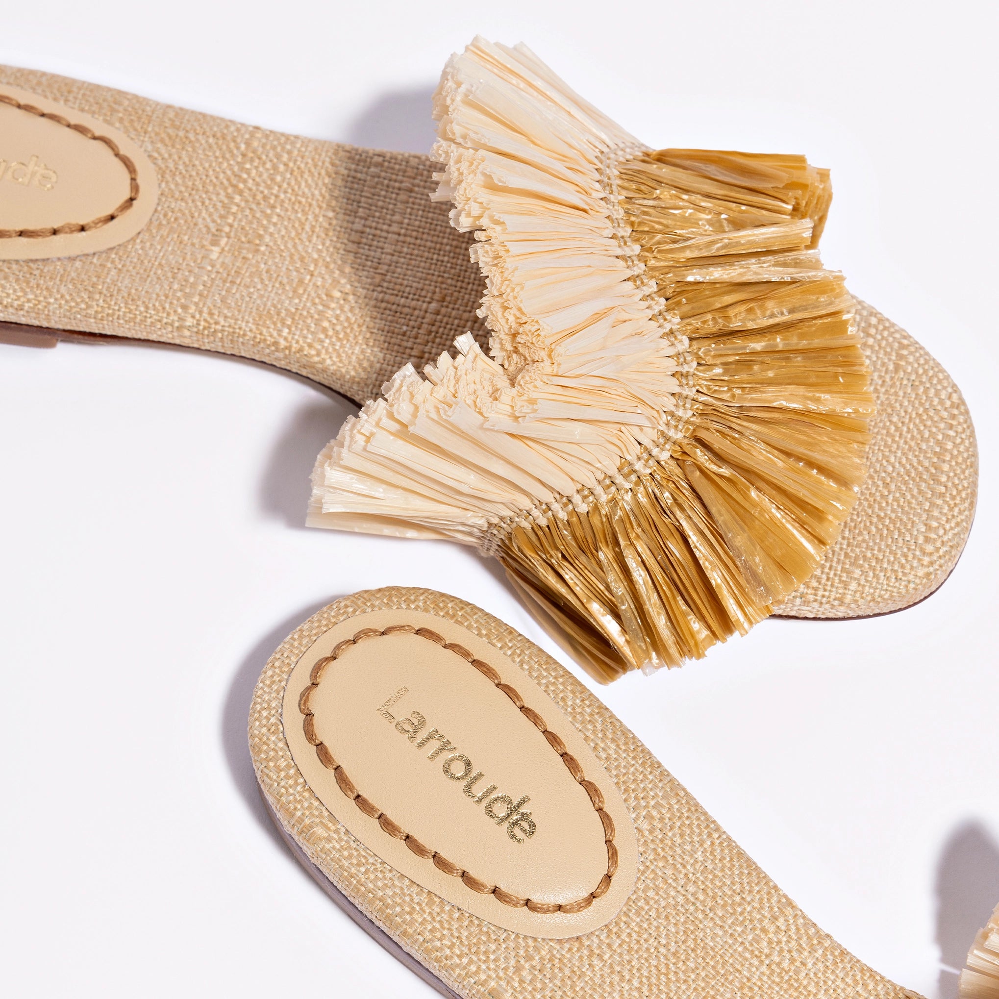 Ivy Fringe Flat In Beige Raffia