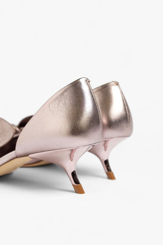 Larroudé by Bruno Frisoni: Scarpin Gigi Couro Champagne Pump Larroudé x Bruno Frisoni