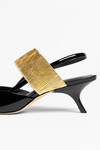Larroudé by Bruno Frisoni: Slingback Babe Sling Couro Verniz Preto e Dourado Pump Larroudé x Bruno Frisoni
