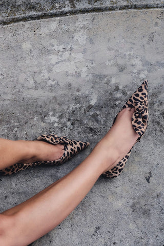 Larroudé by Bruno Frisoni: Sapatilha Gigi Camurça Leopardo Flat Larroudé x Bruno Frisoni