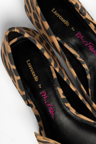 Larroudé by Bruno Frisoni: Sapatilha Gigi Camurça Leopardo Flat Larroudé x Bruno Frisoni