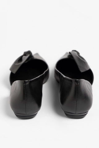 Larroudé by Bruno Frisoni: Sapatilha Gigi Couro Preto Flat Larroudé x Bruno Frisoni