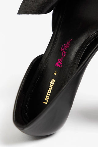 Larroudé by Bruno Frisoni: Scarpin Gigi Couro Preto Pump Larroudé x Bruno Frisoni