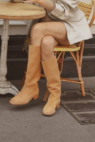 Bota Ricky Camurça Caramelo Boot Larroudé